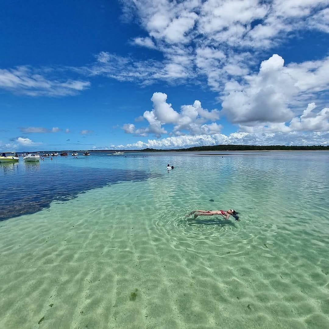 Pessoa flutuando nas piscinas naturais da Baía de Camamu