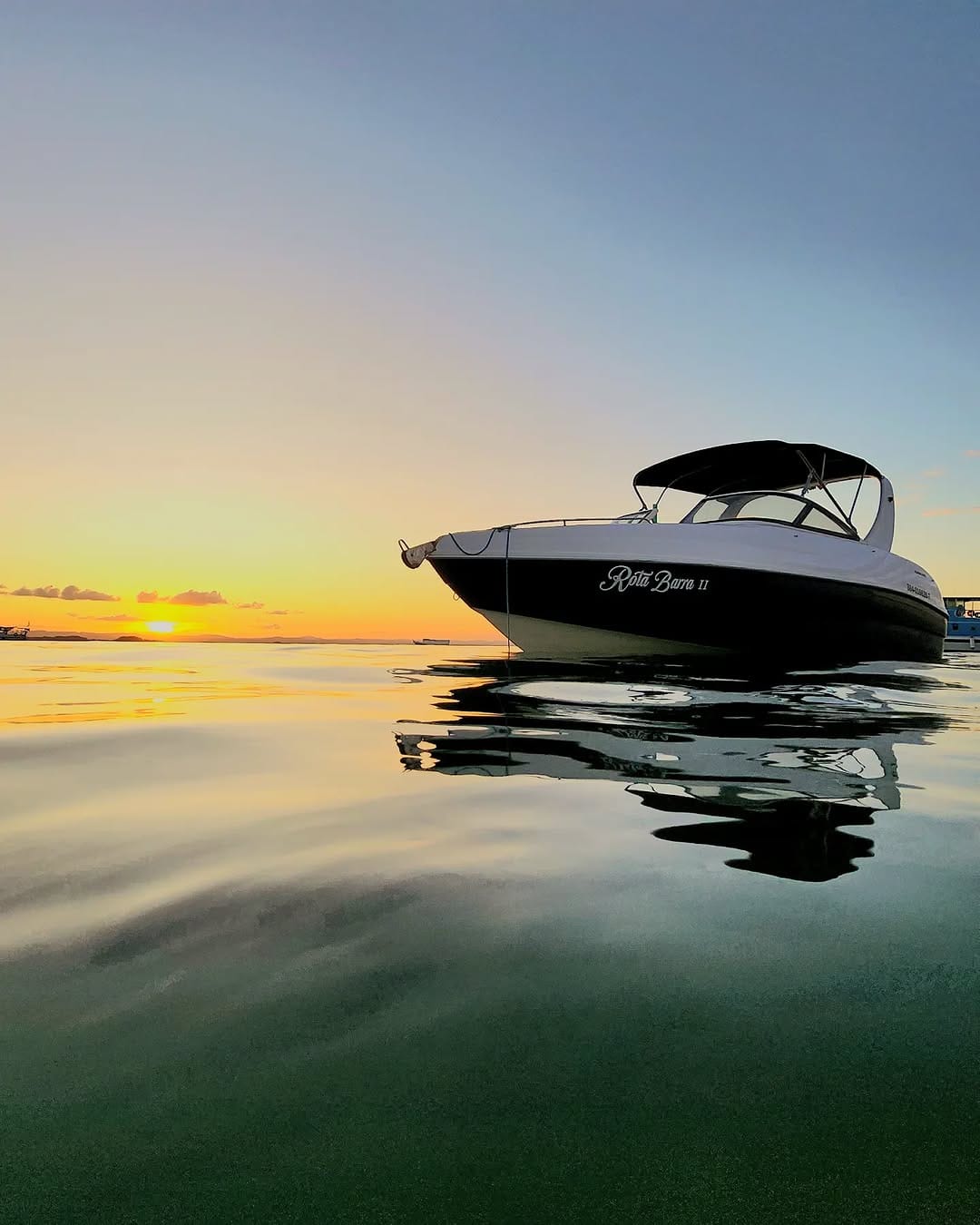 Lancha ancorada durante o pôr do sol em Barra Grande