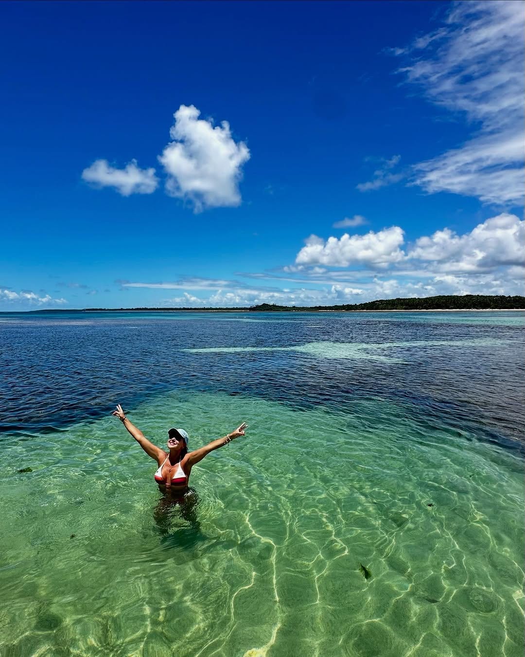 Viajante nas águas transparentes das piscinas naturais