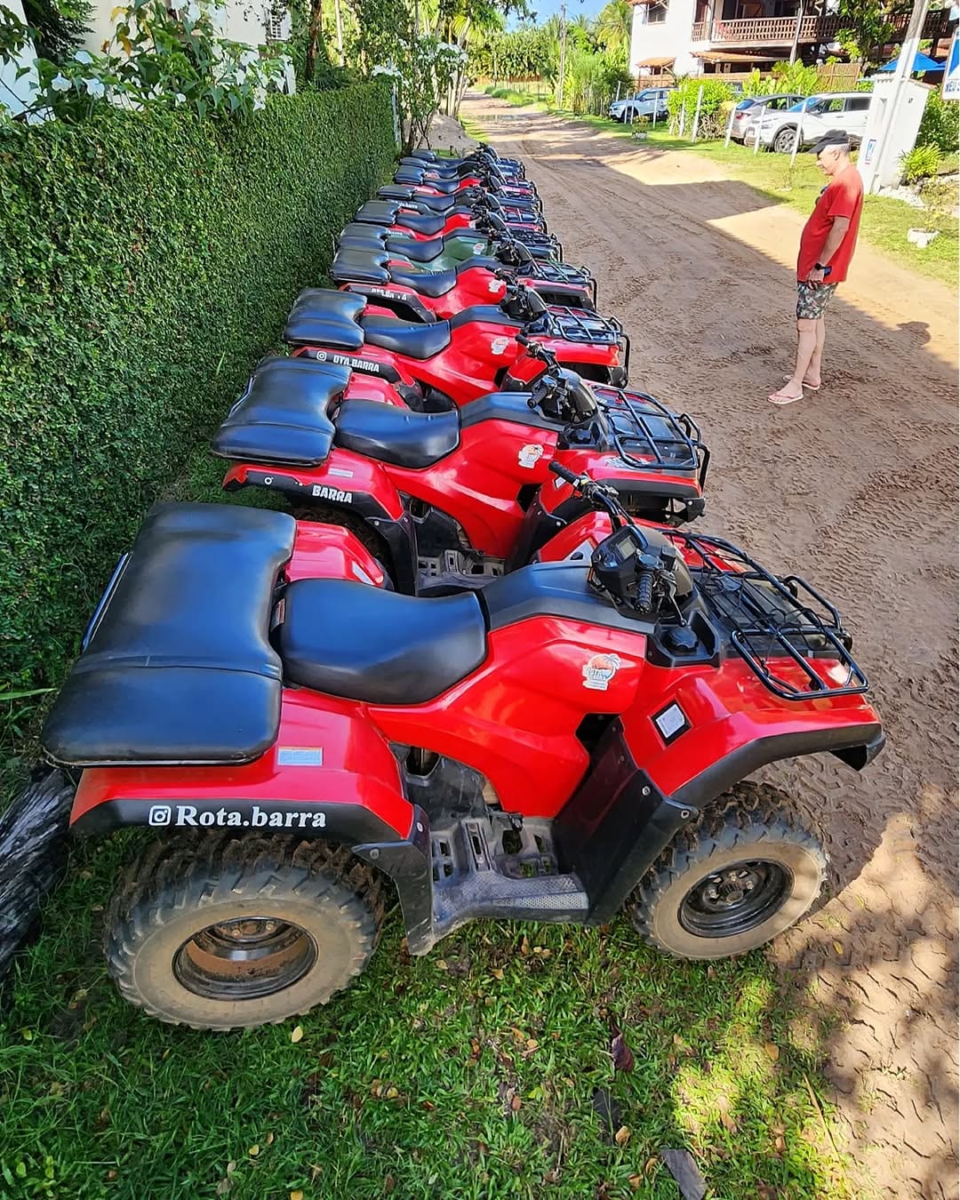 Frota de quadriciclos vermelhos preparada em Barra Grande