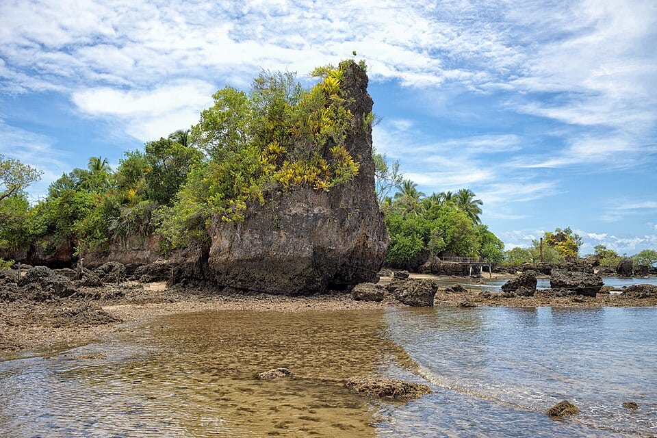Formações rochosas e águas rasas na Ilha da Pedra Furada, na Baía de Camamu